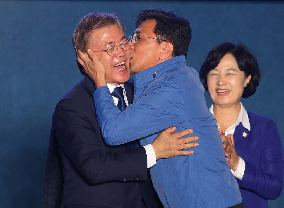 Moon Jae-in is kissed by South Chungcheong Province Gov. Ahn Hee-jung