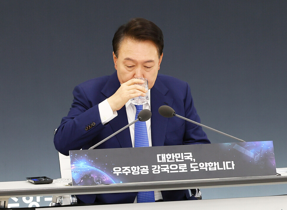 윤 대통령 직무수행 긍정 평가 21%…취임 뒤 최저치 [갤럽] - 한겨레