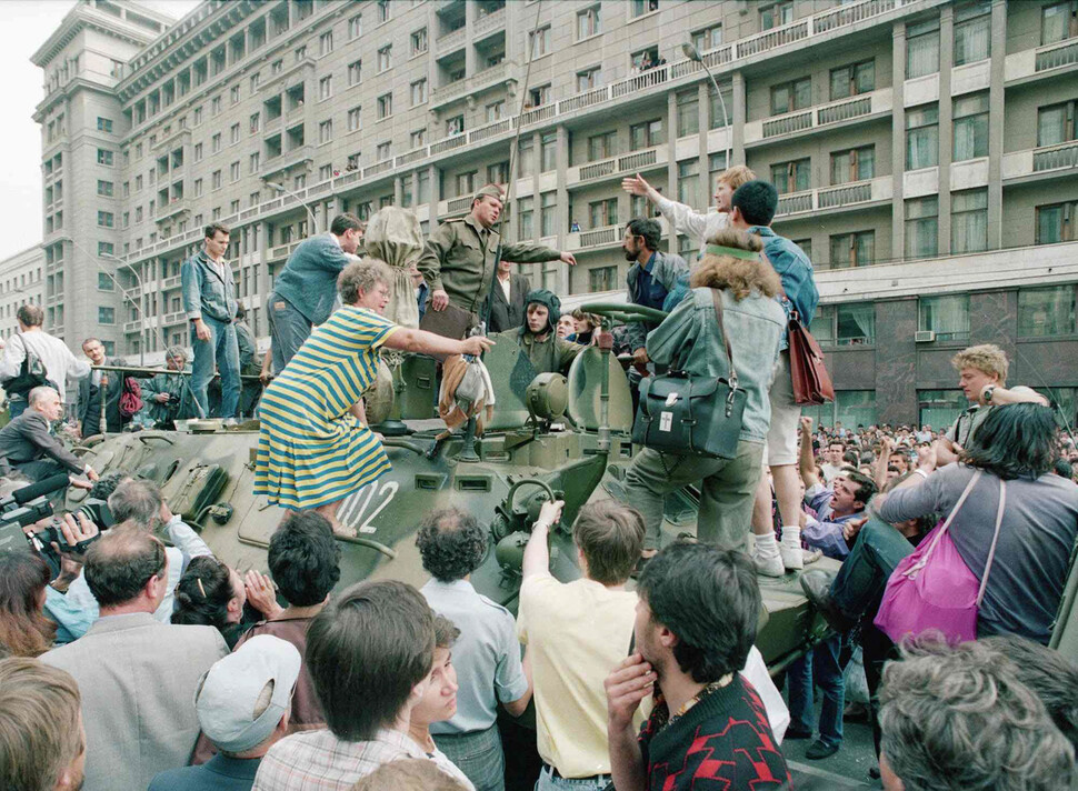 1991년 8월19일 모스크바 ‘붉은 광장’ 주변 도로에서 시민들이 쿠데타를 일으킨 소련 공산당 강경파 쪽 탱크의 진입을 온몸으로 저지하고 있다. 모스크바/AP 연합뉴스