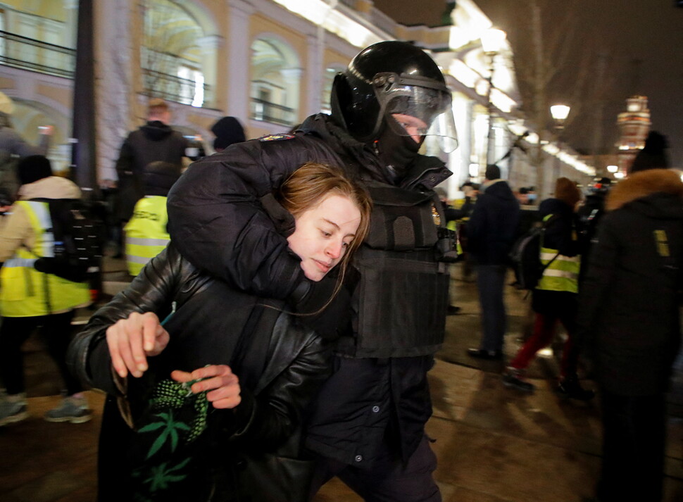 2022년 3월2일 러시아 상트페테르부르크에서 러시아의 우크라이나 침공에 항의하는 시위를 벌이던 시민들을 경찰이 체포하고 있다. REUTERS 연합뉴스