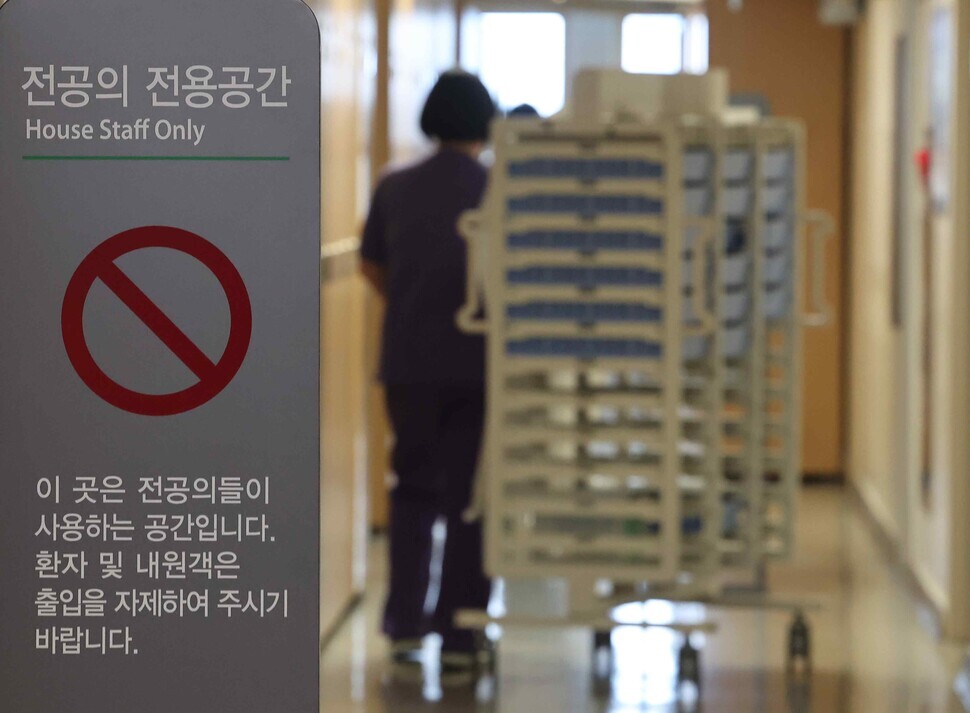 Medical staff at a hospital in Seoul walk through the halls of a house staff-only area on Feb. 18. (Yonhap)