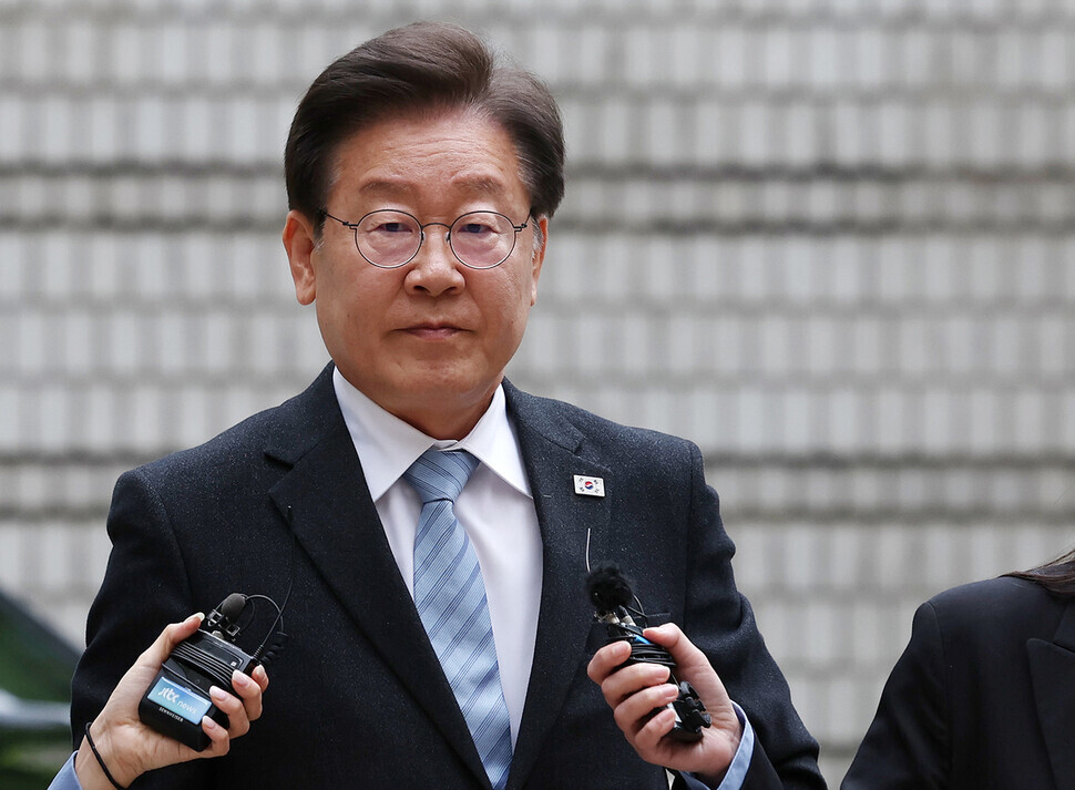 Democratic Party leader Lee Jae-myung heads into the Seoul Central District Court on June 7, 2024, for his trial on breach of trust charges. (Yonhap)