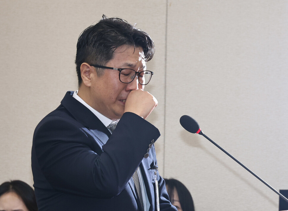 문지석 검사가 2025년 10월15일 서울 여의도 국회에서 열린 고용노동부에 대한 기후에너지환경고용노동위원회 국정감사에 참고인 신분으로 출석해 쿠팡풀필먼트서비스(CFS) 관련 질의에 답변하던 중 눈물을 흘리고 있다. 한겨레 윤운식 선임기자 yws@hani.co.kr