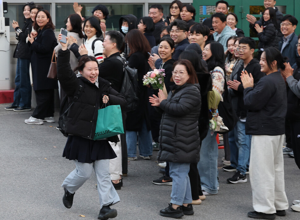 2026학년도 대학수학능력시험일 13일 오후 서울 이화여자외국어고등학교에서 시험을 마친 수험생이 나오자 학부모들이 박수를 치고 있다. 백소아 기자 thanks@hani.co.kr