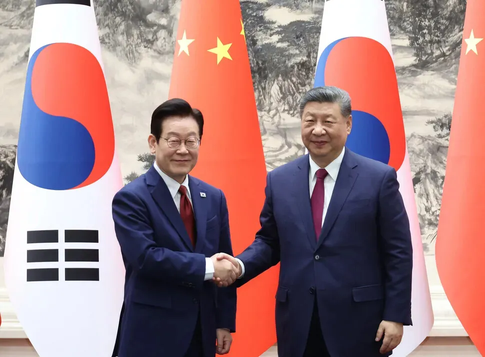 President Lee Jae Myung of South Korea shakes hands with President Xi Jinping of China during an MOU signing ceremony held at the Great Hall of the People in Beijing on Jan. 5, 2026. (Yonhap)