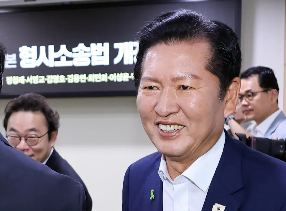 미소 짓고 있는 정청래 의원
