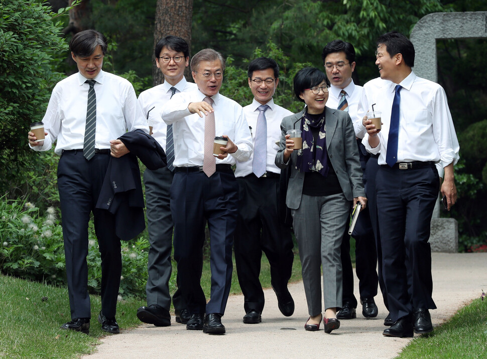 2017년 5월11일 문재인 대통령이 수석비서관들과 청와대 소공원에서 걷고 있다. 청와대사진기자단