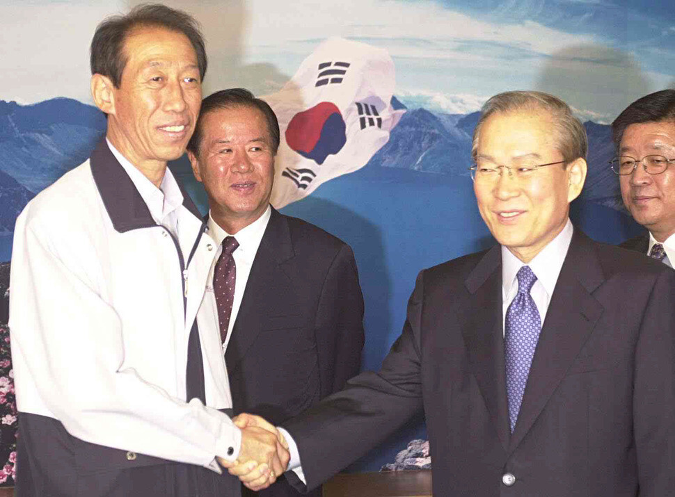 2001년 4월26일 서울 여의도 한나라당 당사에서 이회창 한나라당 총재(오른쪽)와 단병호 민주노총 위원장이 악수하고 있다. 이들은 ‘대우차 노조 과잉 진압사태’에 대해 논의했다. 김진수 기자