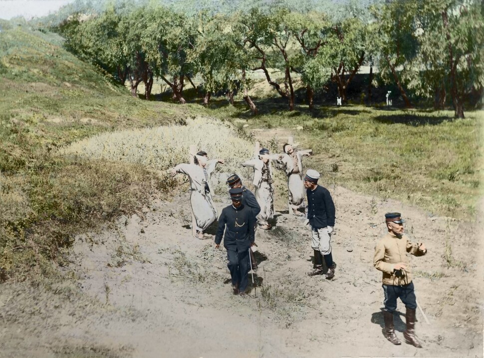 ‘세 명의 항일의사’. 쉬충마오는 ‘당신이 보지 못한 희귀사진’에서 “1904년 항일운동을 벌이던 세 명의 의사 김성산, 이춘근, 안순서가 일본 헌병에 체포돼 처형장으로 끌려갔다. 눈이 가려진 채 공개 처형된 그들은 한국의 애국자들에게 순국의 상징이 되었다. 일본군의 사진병들이 처형의 모든 과정을 촬영했다”고 썼다. © Hsu Chung Mao Studio Taiwan