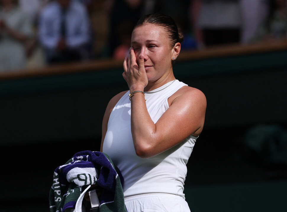 Amanda Animova (USA) is tears after losing to Shibi Ong Tech (Poland) in the Wimbledon Women's Singles Finals held in the English Club in London, England on December 12 (local time). London/Reuters Yonhap News
