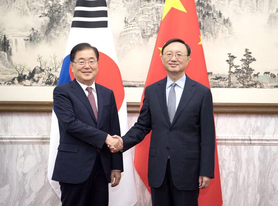 Yang Jiechi, a member of the Chinese Community Party’s Central Committee Politburo, shakes hands with Blue House National Security Office Director Chung Eui-yong on Sept. 8, 2019. (provided by the Blue House)