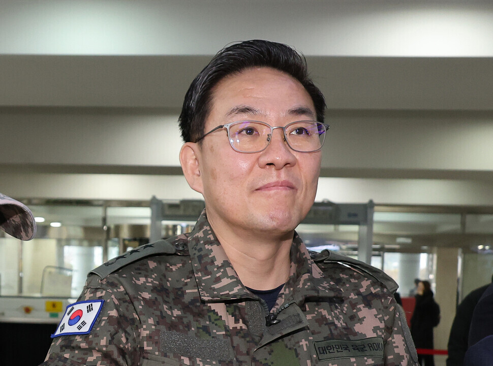 이진우 전 수도방위사령관이 2025년 1월14일 국회에서 열린 ‘윤석열 정부의 비상계엄 선포를 통한 내란 혐의 진상규명 국정조사 특별위원회'에 출석하기 위해 국회에 들어가고 있다. 연합뉴스