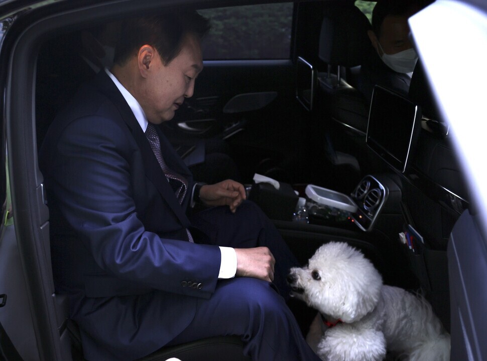 President Yoon Suk-yeol boards a car at his home in Seoul’s Seocho District on May 11 to commute to his office in Yongsan. (provided by the Office of the President)