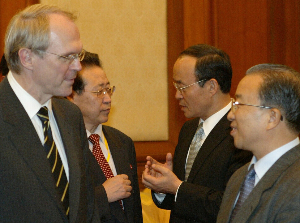Song Min-soon (second from right), South Korea’s chief envoy to the Six-Party Talks; Kim Kye-gwan (second from left), representing the North Korean contingent; and Christopher Hill (left), representing the US, played an instrumental role in adopting a joint statement on Sept. 19, 2005. (Yonhap News)