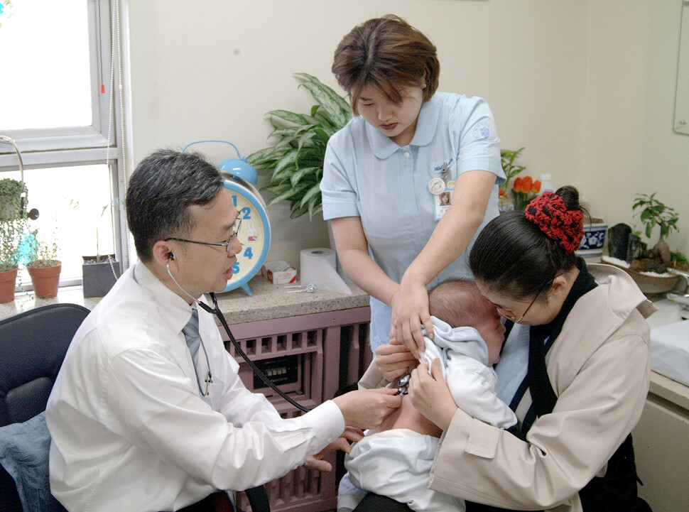 소아과 전문의가 고열 증상을 보이는 아이를 진찰하고 있다. 세브란스병원 제공