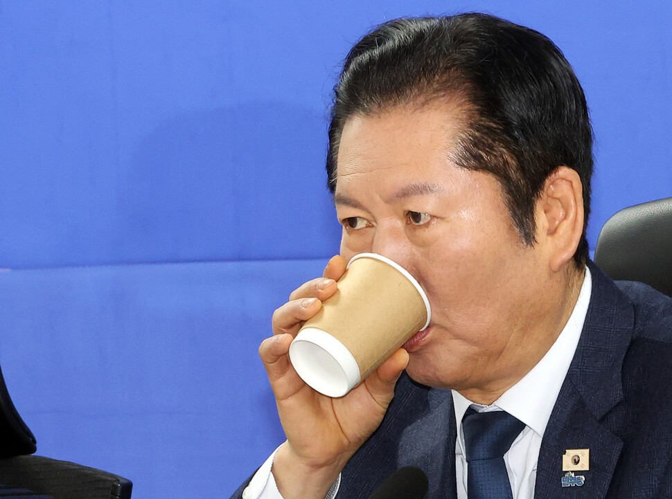 더불어민주당 정청래 대표가 2026년 2월10일 국회 의원회관에서 재선 의원들과 함께한 간담회에서 커피를 마시며 목을 축이고 있다. 연합뉴스