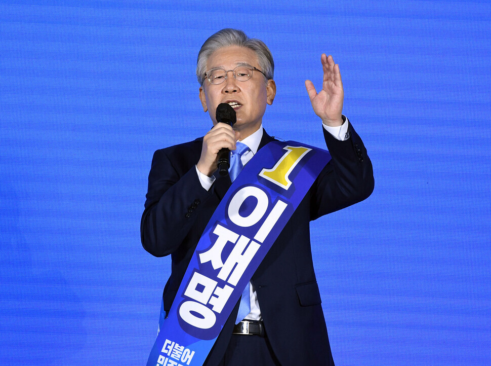 Lee Jae-myung, a Democratic Party contender for president, gives a campaign speech on Sunday at the Democratic Party primary’s second super week event held in Incheon, Gyeonggi Province. (National Assembly pool photo)
