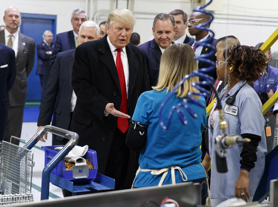 On Dec. 1, 2016, president-elect Donald Trump visits a Carrier air conditioner production line in Indianapolis, Indiana, where he talks with workers. Trump publicized the fact that he had saved 1,100 jobs for Americans by stopping Carrier from moving their plant to Mexico. (AP/Yonhap)