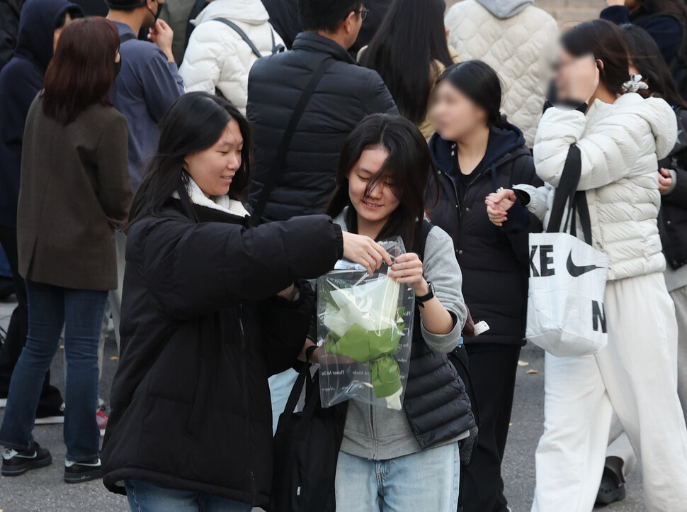 2026학년도 대학수학능력시험일인 13일 오후 서울 이화여자외국어고등학교에서 시험을 마친 한 수험생이 꽃다발을 선물받고 있다. 백소아 기자 thanks@hani.co.kr