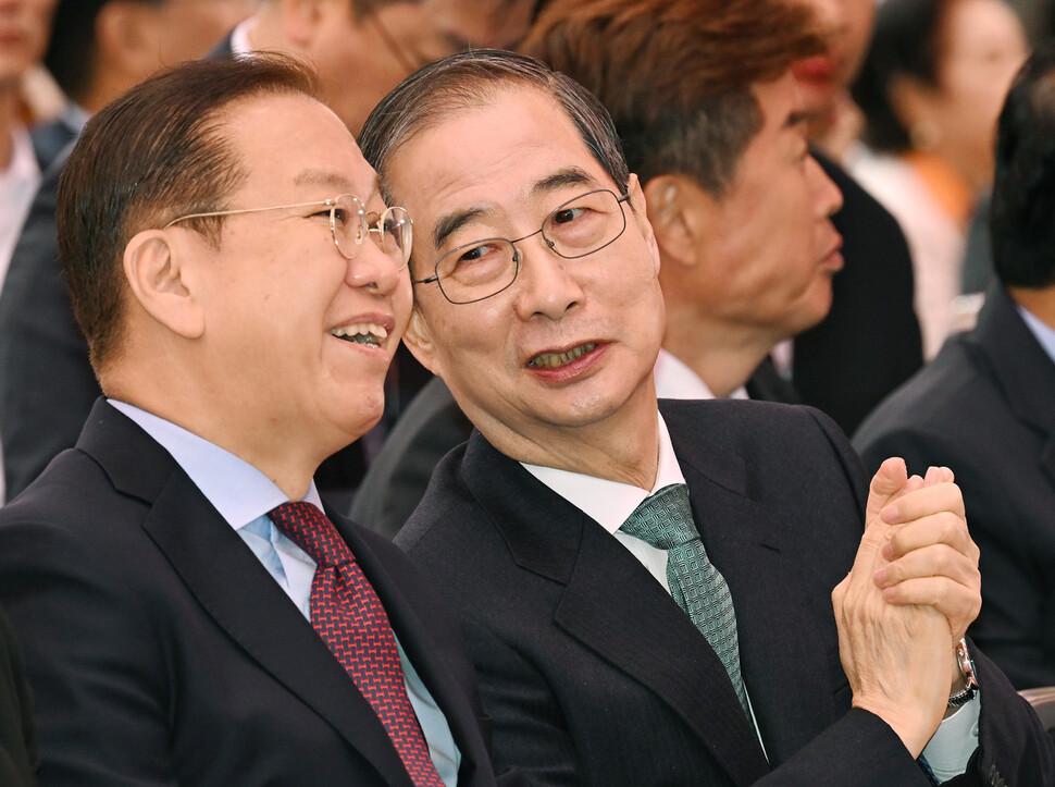 한덕수 무소속 대선 예비 후보가 2025년 5월5일 서울 종로구 조계사에서 국민의힘 권영세 비상대책위원장과 대화하고 있다. 연합뉴스