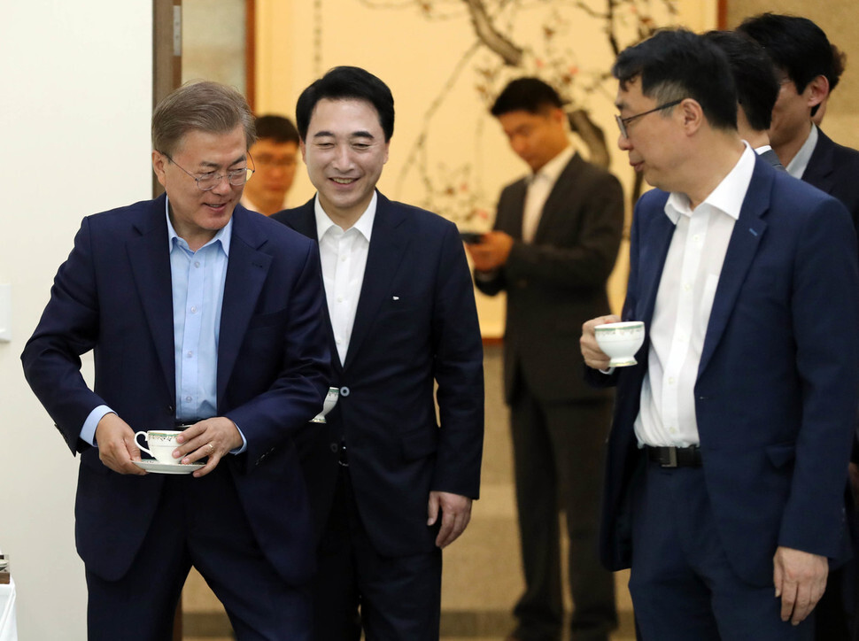 President Moon Jae-in greets participants at the first senior secretaries’ and aides’ meeting at the Blue House on the morning of May 25. (Blue House photo pool)