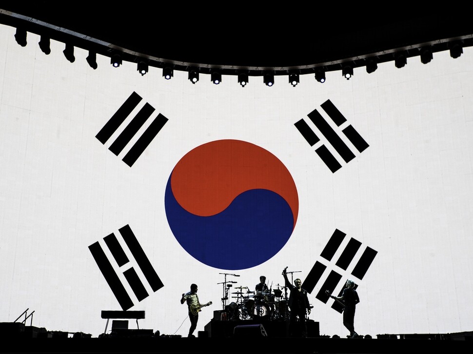 지난 12월8일 서울 구로구 고척스카이돔에서 첫 내한공연을 펼치고 있는 밴드 유투.