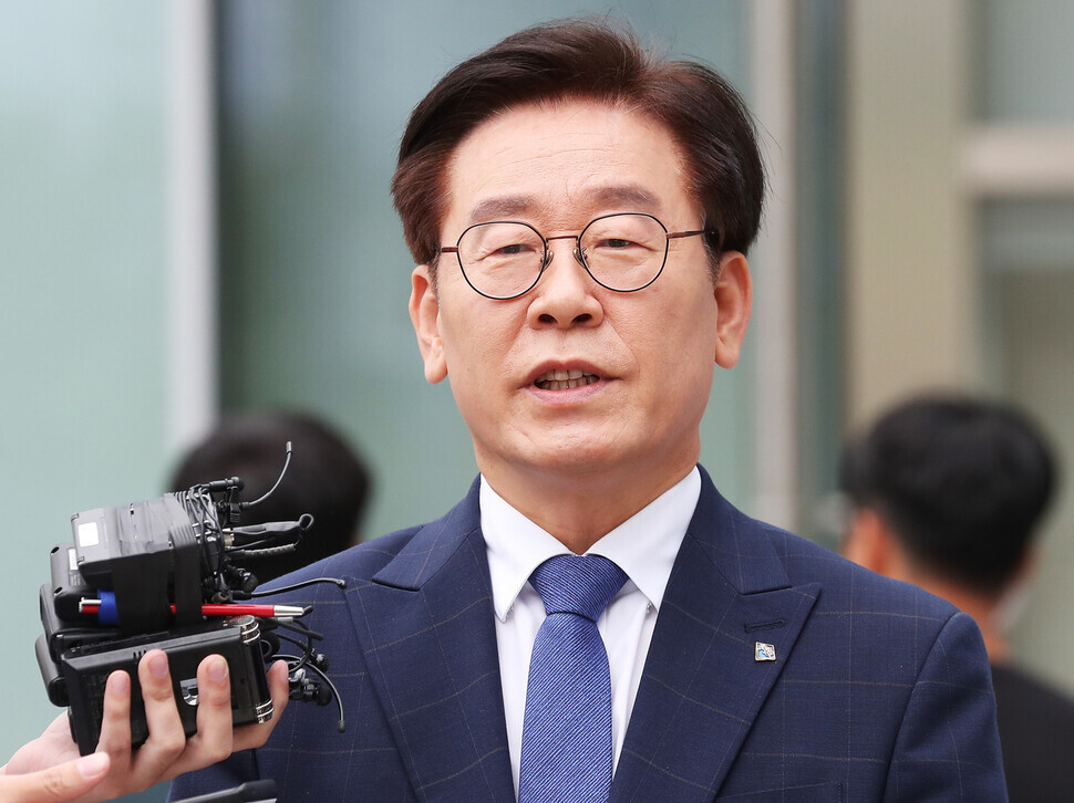 Gyeonggi Gov. Lee Jae-myung in front of Suwon High Court on July 10. (Yonhap News)