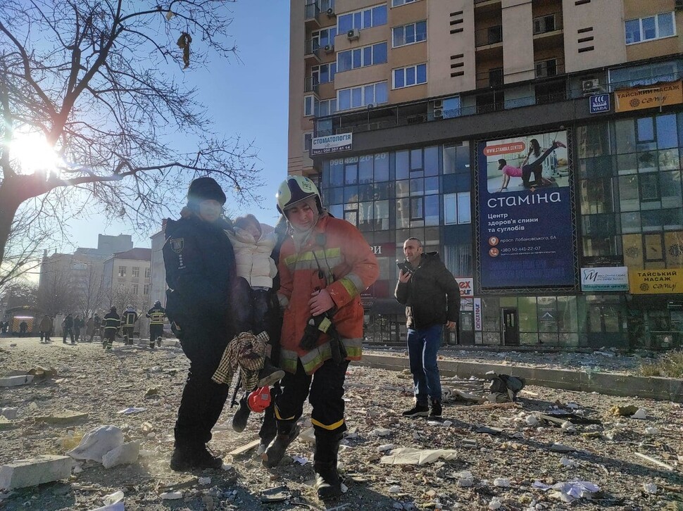 Cidadãos de Kiev são evacuados na madrugada do dia 26, depois de superar o ataque russo que durou toda a noite, em busca de um refúgio mais seguro.  Fornecido pelo Ministério do Interior da Ucrânia