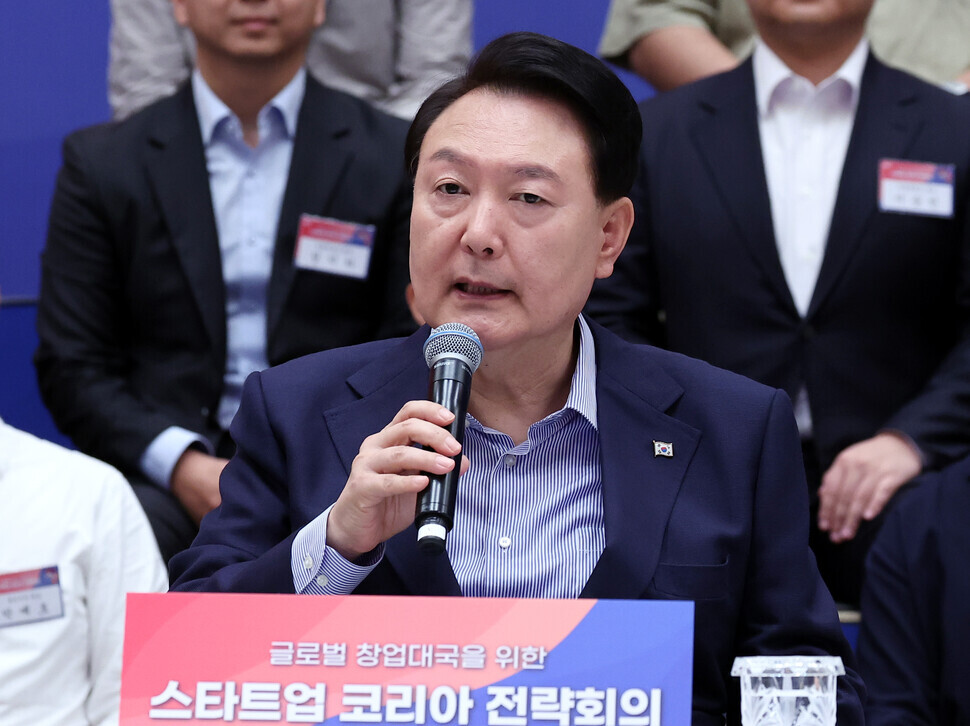 President Yoon Suk-yeol speaks at a strategy meeting for Startup Korea at the Blue House guesthouse on Aug. 30. (Yonhap)