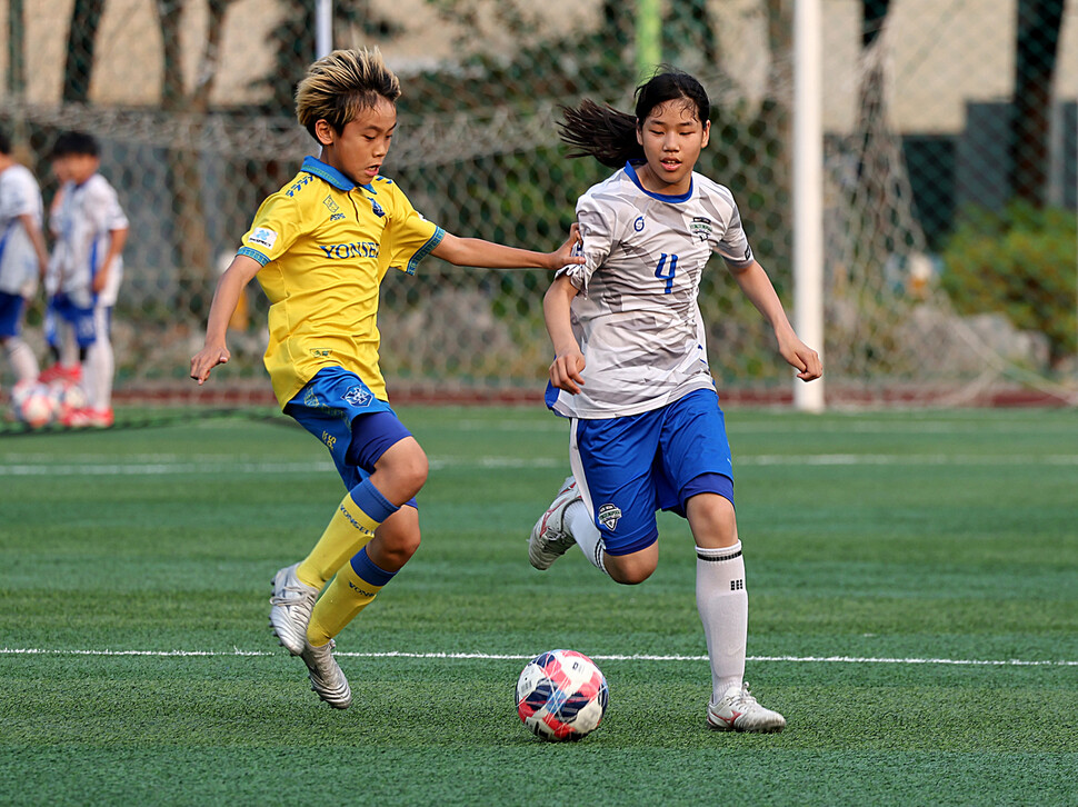 2025년 5월27일 오후 서울 영등포구 대림운동장 축구장에서 열린 영등포구스포츠클럽U12와 연세FC의 연습경기에서 정민하양(오른쪽)이 남학생과 공을 다투고 있다. 이종근 선임기자