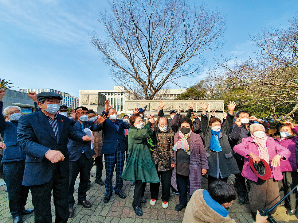 제주4·3 수형 행불인 유가족이 2021년 1월21일 제주지방법원의 재심 청구소송에서 무죄 선고가 내려진 뒤 열린 기자회견에서 환호하고 있다. 한겨레 허호준 기자