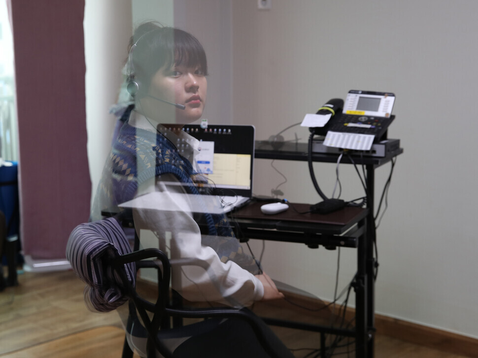 Kim Seul-gi, a 28-year old suicide hotline counselor for the crisis response counseling team at the Health & Welfare Call Center, receives a call from a caller. Kim, who is pregnant, has been working remotely from home. (Park Jong-shik/The Hankyoreh)