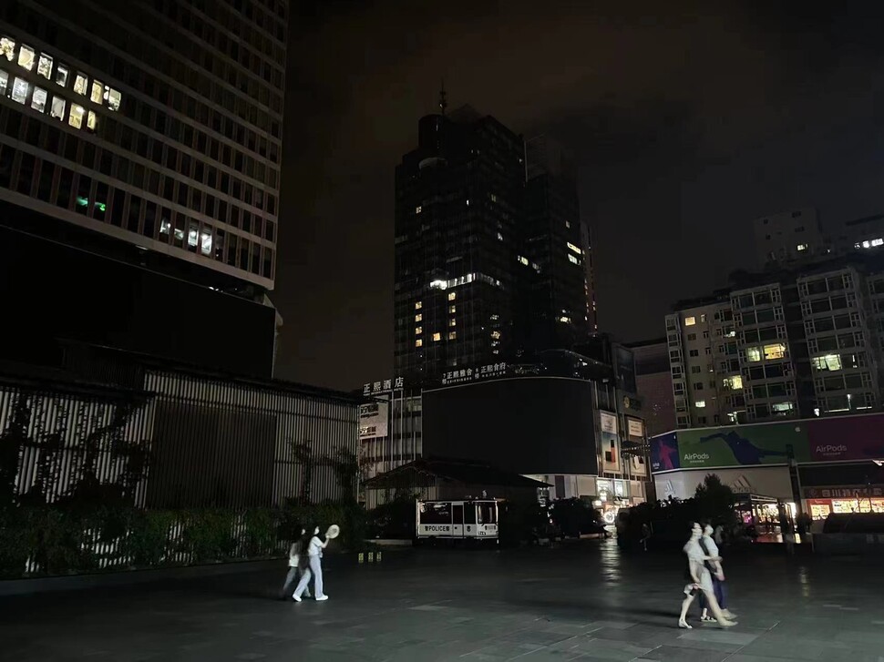 2022년 8월28일 전력난으로 불이 꺼진 중국 청두 거리. REUTERS
