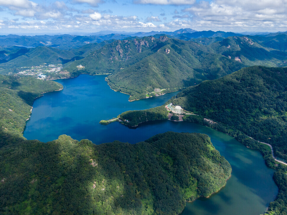 One of the “eight views” Wanju is known for, Daea Reservoir can be seen here from above. (courtesy of Wanju County)