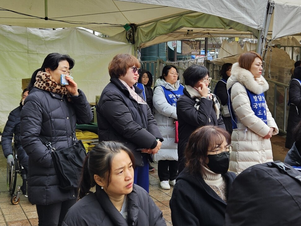 6일 오전 11시20분 서울 영등포구 이룸센터 앞에서 열린 전국장애인부모연대 화요집회 참가자들이 발언을 들으며 눈물을 훔치고 있다. 김채운 기자