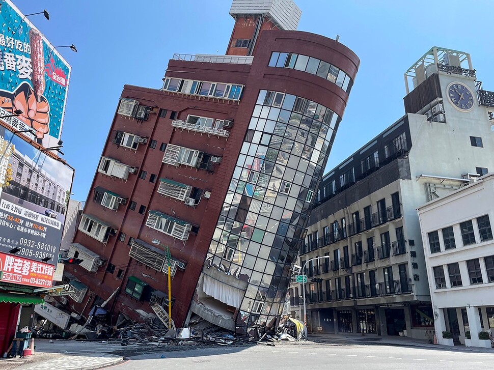 3일 대만 동부를 강타한 규모 7.2 강진으로 화롄 지역 건물이 심하게 기울어 있다. 화롄/AFP·CNA 연합뉴스