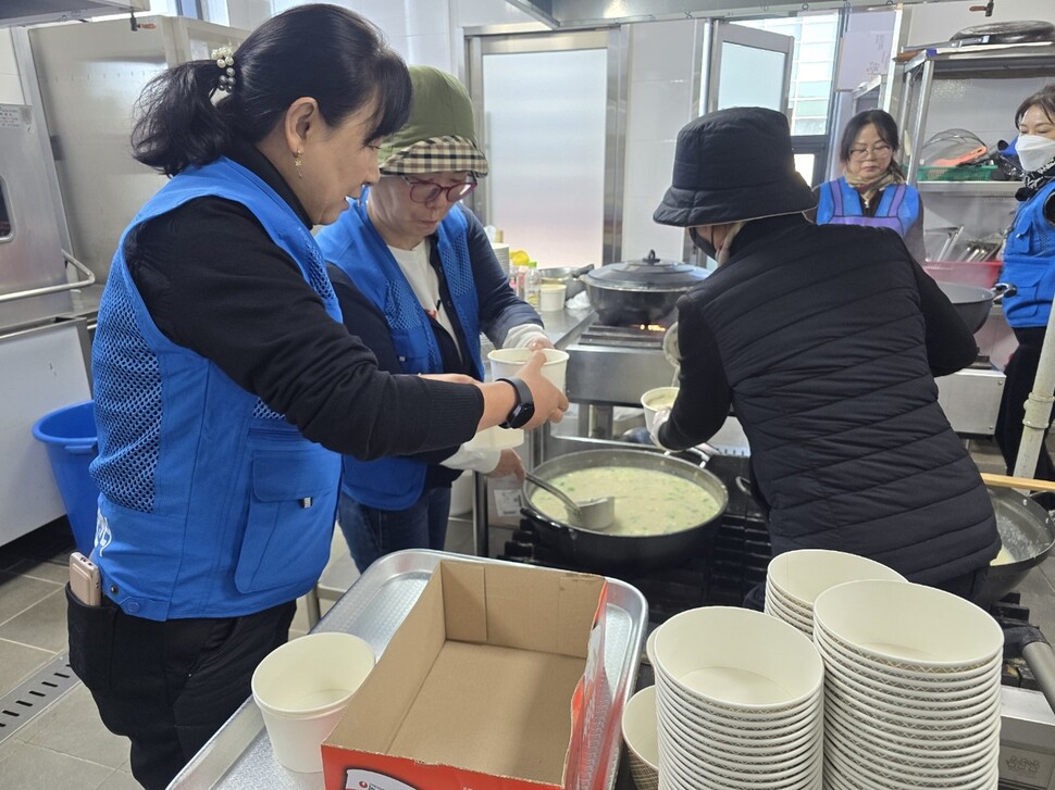 한국여성농업인 무안군연합회, 삼양읍이장단, 남도사랑봉사단 단원들이 떡국을 나눠주고 있다.