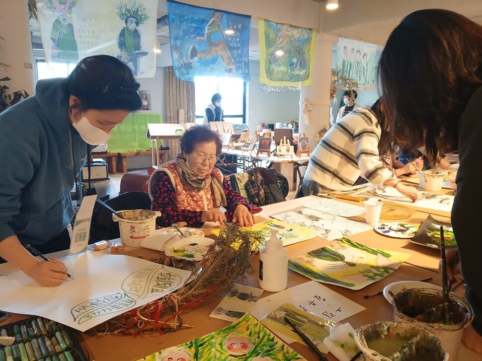 제주 선흘마을 초록(홍태옥) 할망이 이야기를 만드는 학생들과 함께 드로잉 워크숍에서 그림을 그리고 있다. 초록 할망의 그림에는 항상 로즈메리가 있다. 소셜뮤지엄 제주 제공