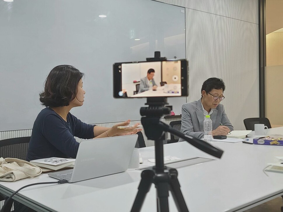 석미화 아카이브평화기억 대표(왼쪽)가 2023년 7월13일 오경열 참전군인과 공익활동공간 서울 삼각지 회의실에서 만나 그의 전쟁 경험을 듣고 있다. 석미화 제공