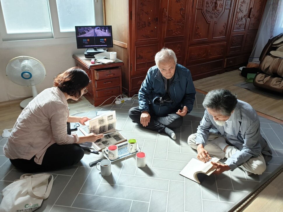 석미화 아카이브평화기억 대표(왼쪽)가 2024년 10월14일 이호원 참전군인(가운데)을 그의 자택(경남 고성)에서 만나 전쟁 경험을 듣고 있다. 석미화 제공