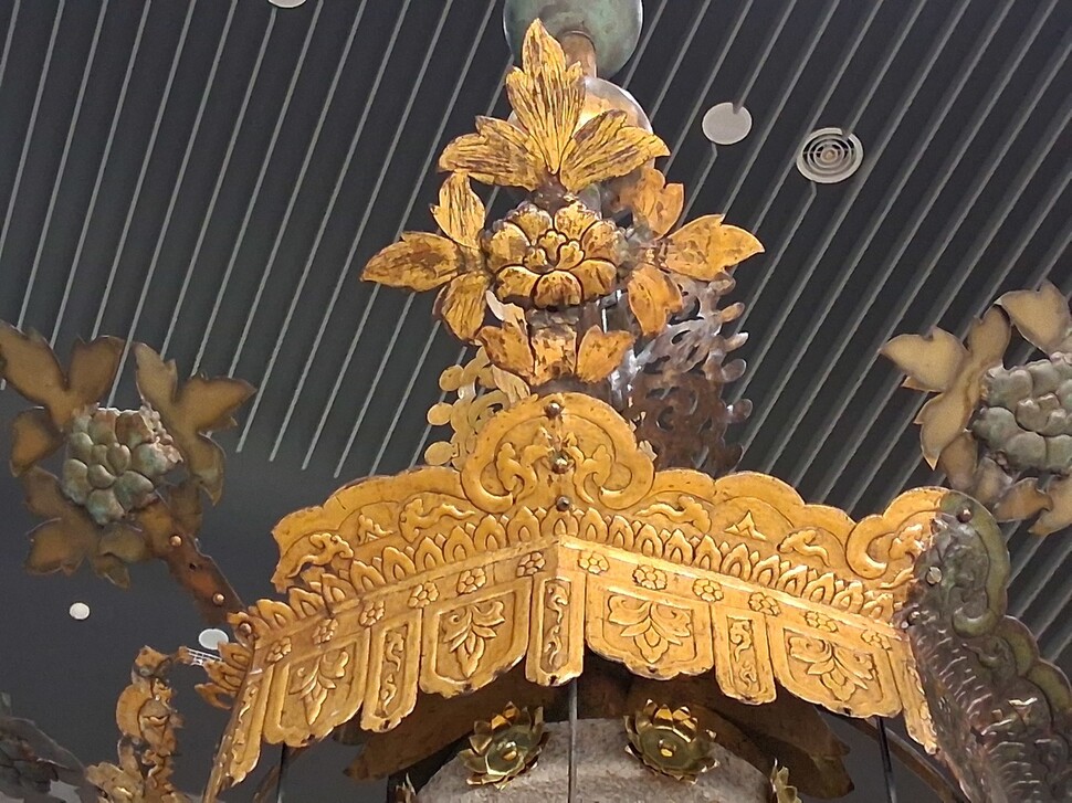 월정사의 국보 팔각구층석탑 상륜부 장엄물의 핵심인 황금빛 보개 장식. 폭이 1m를 넘는 팔각의 구리판을 일일이 두들기는 타출기법으로 산과 구름, 연꽃 등 천상세계를 상징하는 무늬를 돋을새김하고 수은아말감기법으로 표면에 금을 도금했다. 노형석 기자