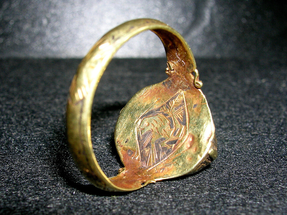 A women’s gold ring from the 12th or 13th century
