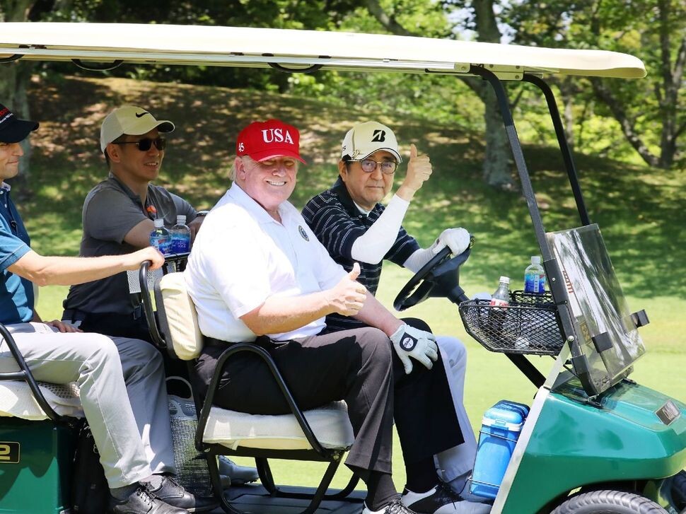 Japanese Prime Minister Shinzo Abe (right) and US President Donald Trump at Mobara Country Club on May 26. (AFP/Yonhap News)