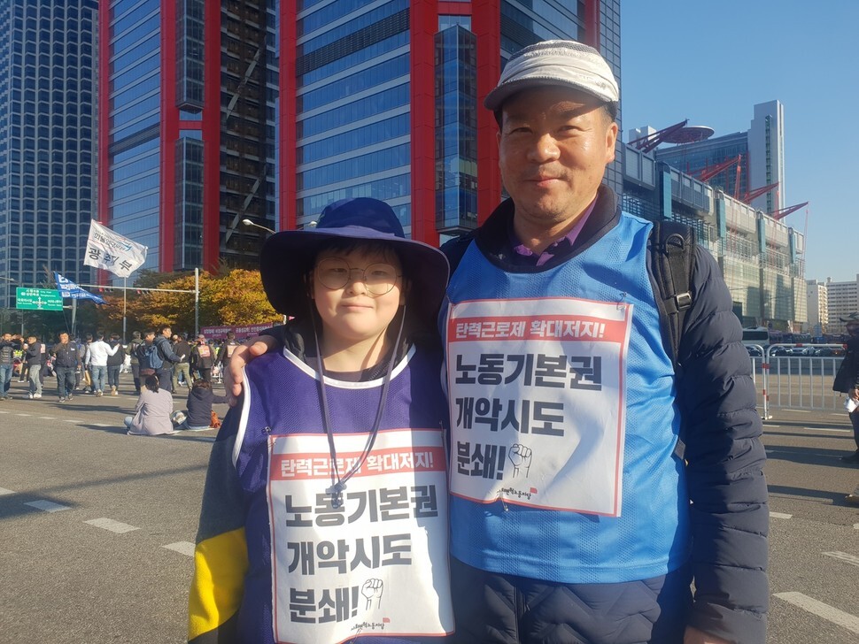 Park In-ki, 51, who works as a staff for a university in Dangjin, South Chungcheong Province, and his son. (Oh Yeon-seo)