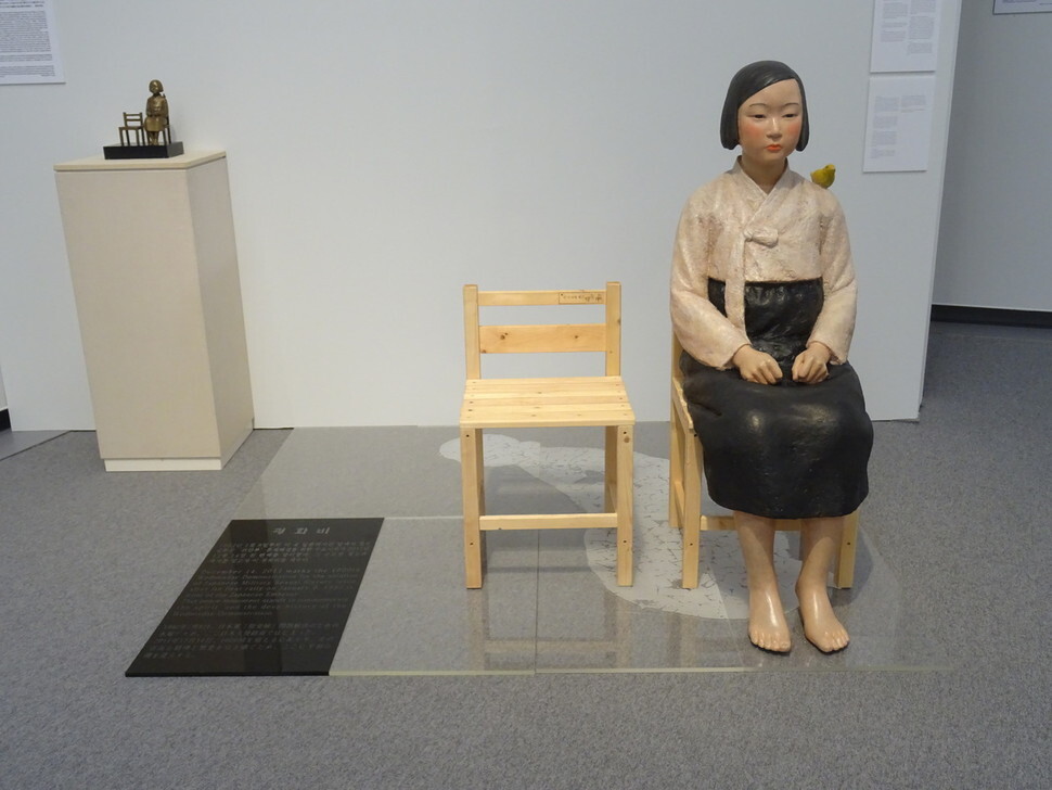 “Statue of a Girl of Peace” by South Korean sculptors Kim Seo-kyung and Kim Eun-sung