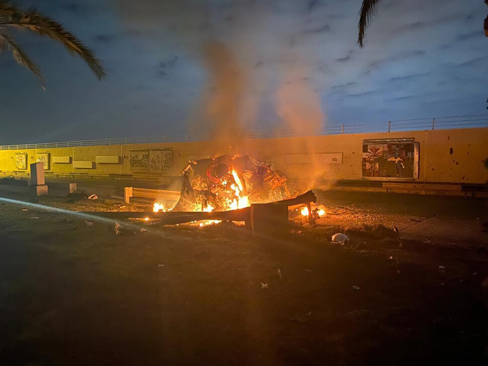 1월3일(현지시각) 가셈 솔레이마니 이란 혁명수비대 쿠드스군 사령관이 타고 있던 차량이 이라크 바그다드 국제공항에서 미군의 드론 공격으로 불타고 있다. AP 연합뉴스