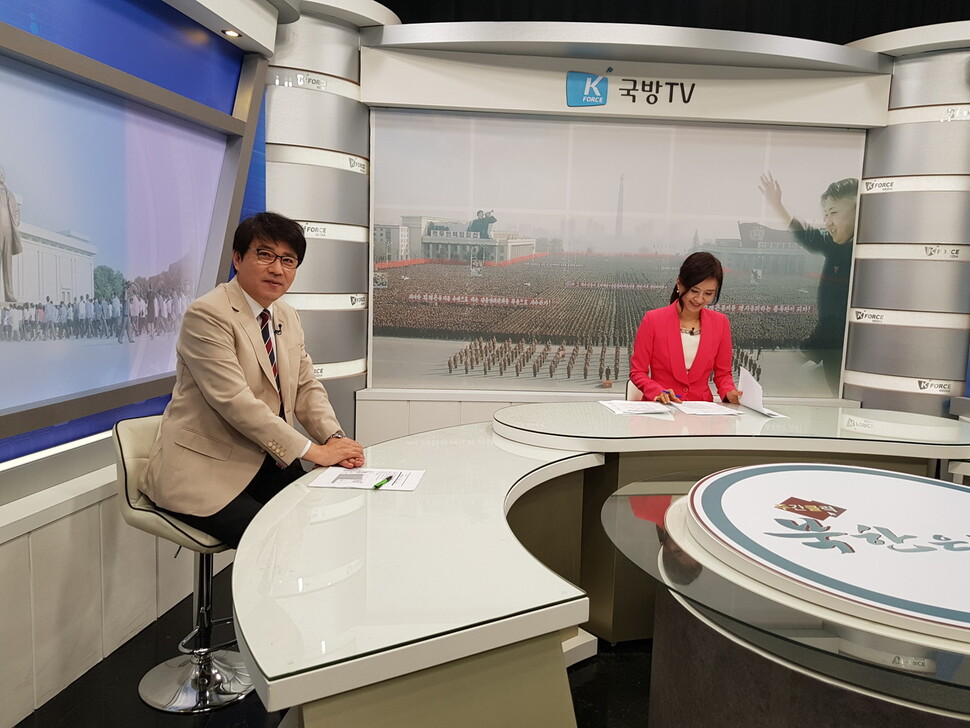 2008년 북한을 탈출해 한국에 온 김주성씨는 각종 방송에 출연해 북한에 대한 객관적인 정보를 전달해왔다. 사진은 지난해 &lt;국방티브이&gt;의 &lt;주간클릭! 북한은 지금&gt;의 녹화 방송 장면. 김주성씨 제공