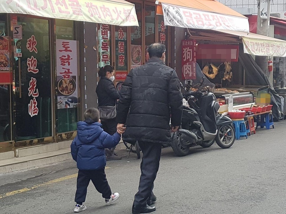 A man walks and child wearing masks walk in Daerim Jungang Market in Seoul’s Yeongdeungpo District on Jan. 28. (Bae Ji-hyun, staff reporter)
