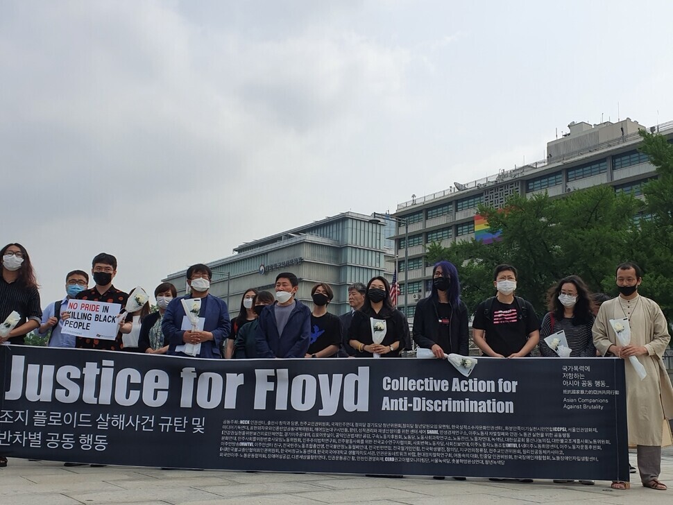 Civic groups protest the death of George Floyd and racial discrimination in front of the US Embassy in Seoul on June 5. (Park Yoon-kyung)