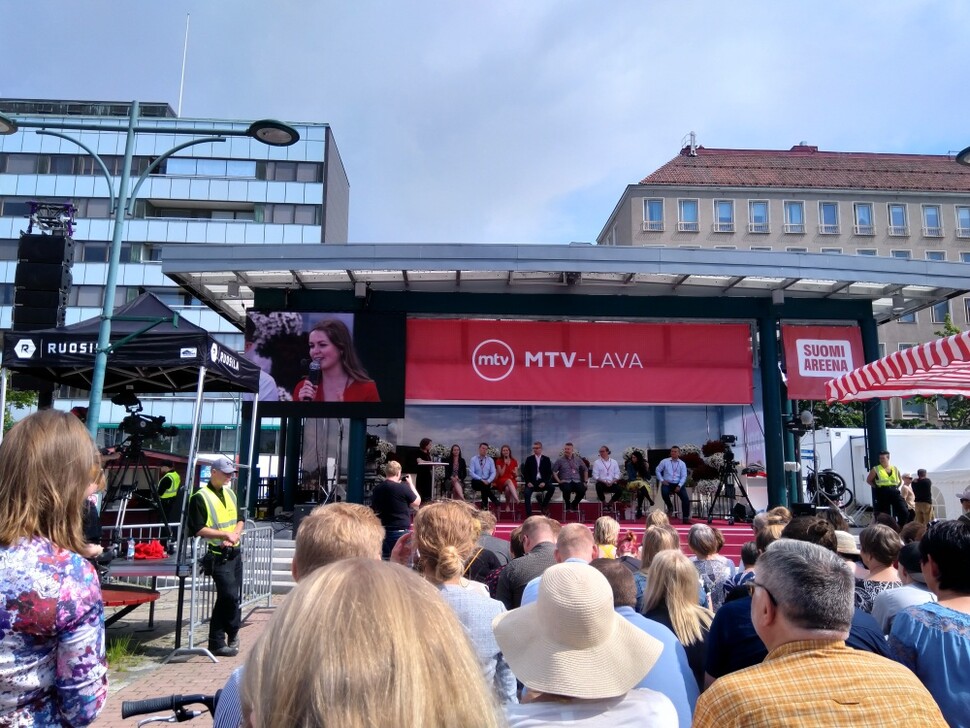 2019년 7월18일 핀란드 민주주의 축제인 ‘수오미 아레나’에서 정당 청년 조직 대표들이 토론하는 모습.